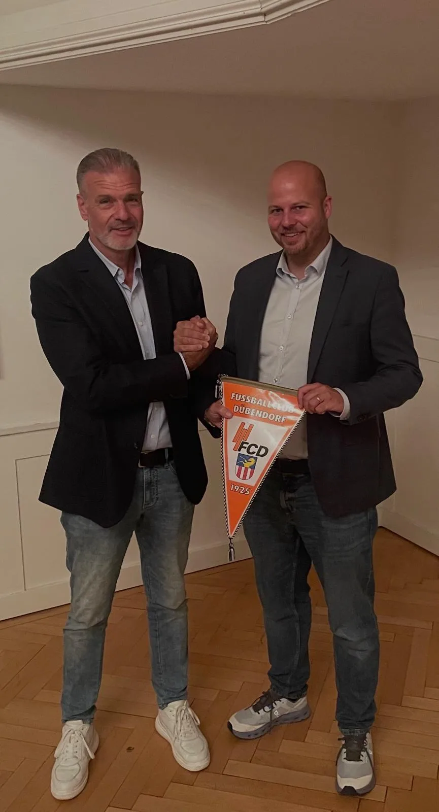 Stabsübergabe: Der langjährige Präsident Markus Herzog (links) mit seinem Nachfolger Philipp Blumer an der GV des FC Dübendorf im «Hecht». Stabsübergabe: Der langjährige Präsident Markus Herzog (links) mit seinem Nachfolger Philipp Blumer an der Generalversammlung des FC Dübendorf im Dübendorfer Hecht.